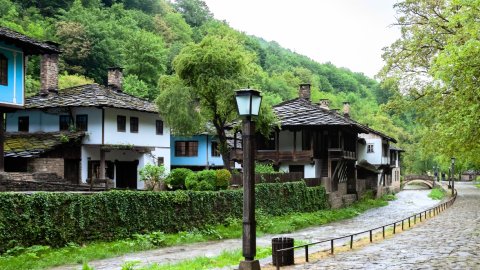 Zašto kupiti obiteljsku kuću u bugarskom selu?